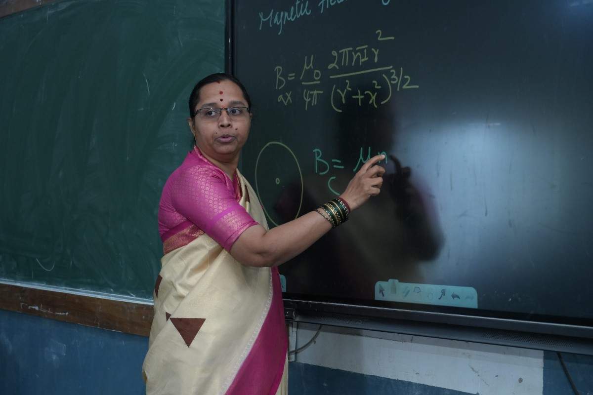 Experienced science faculty – Sarvajna PU College Kalaburagi